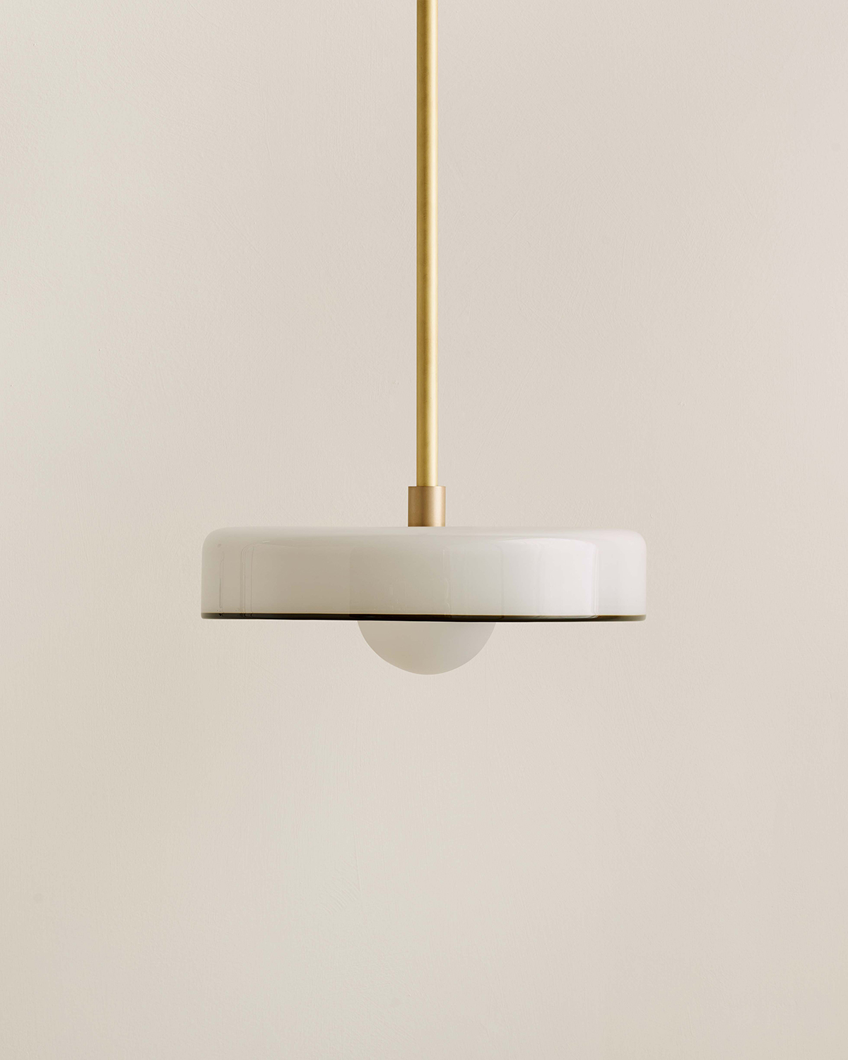 DISC PENDANT, MEDIUM par IN COMMON WITH