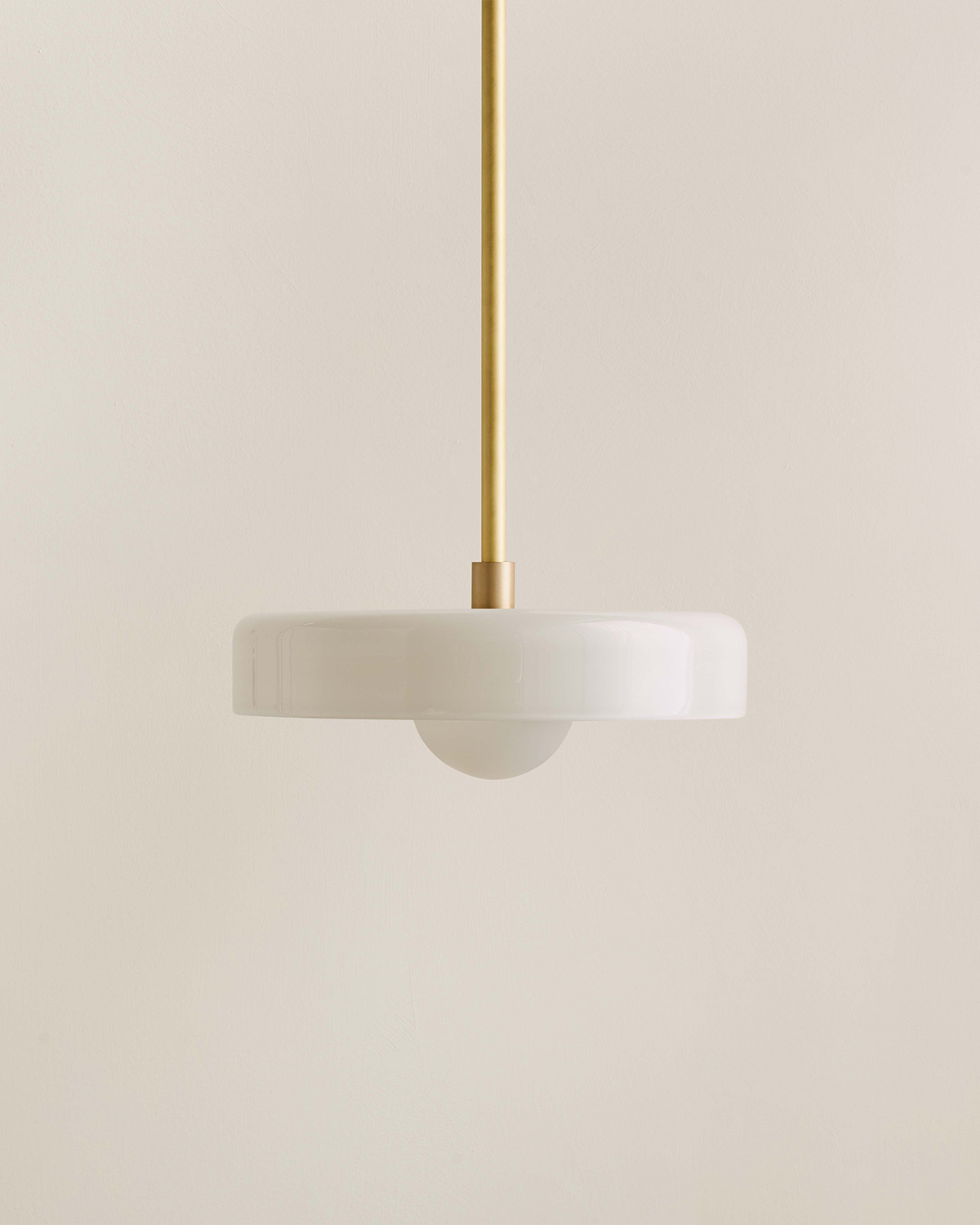 DISC PENDANT, MEDIUM par IN COMMON WITH