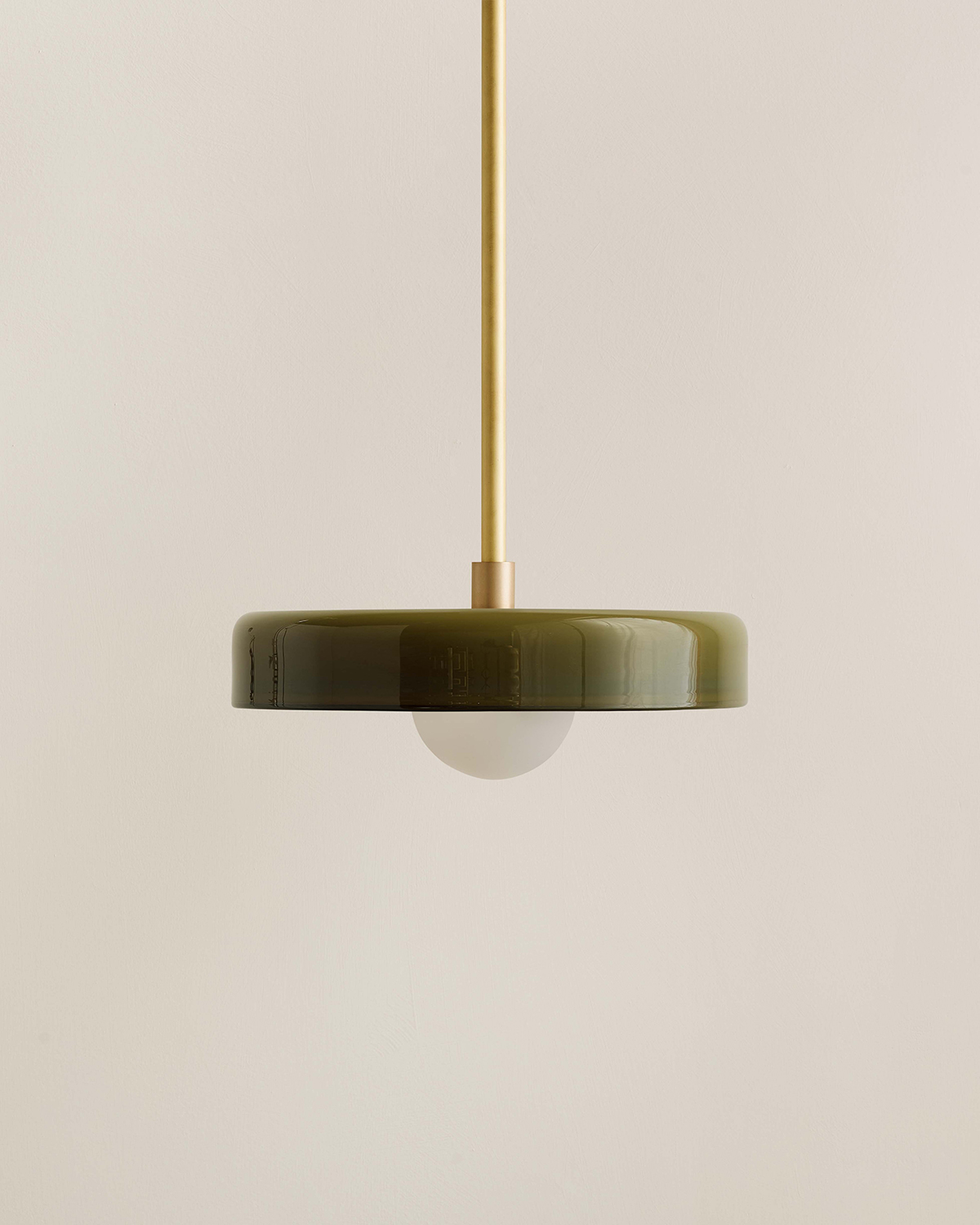 DISC PENDANT, MEDIUM par IN COMMON WITH