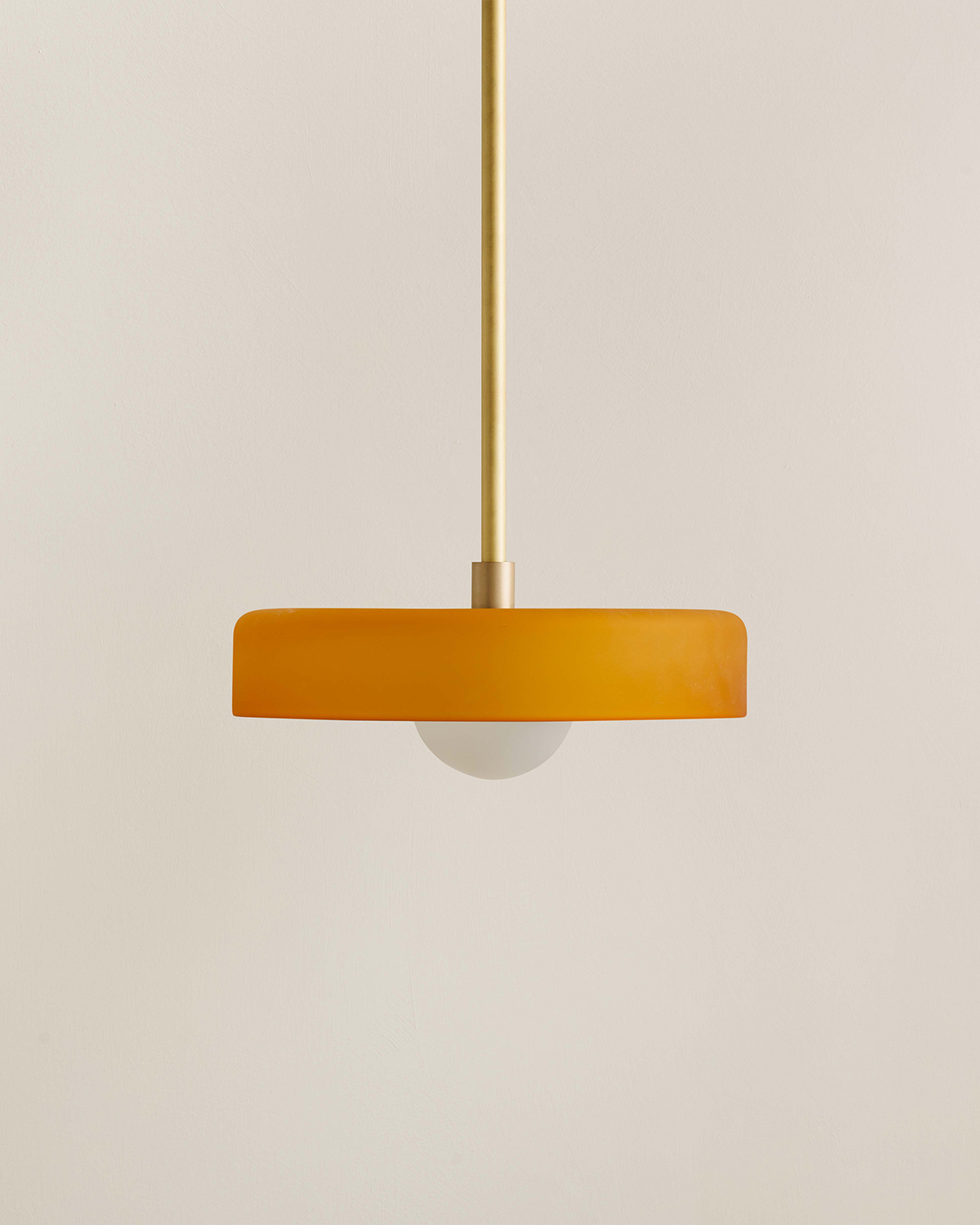 DISC PENDANT, MEDIUM par IN COMMON WITH