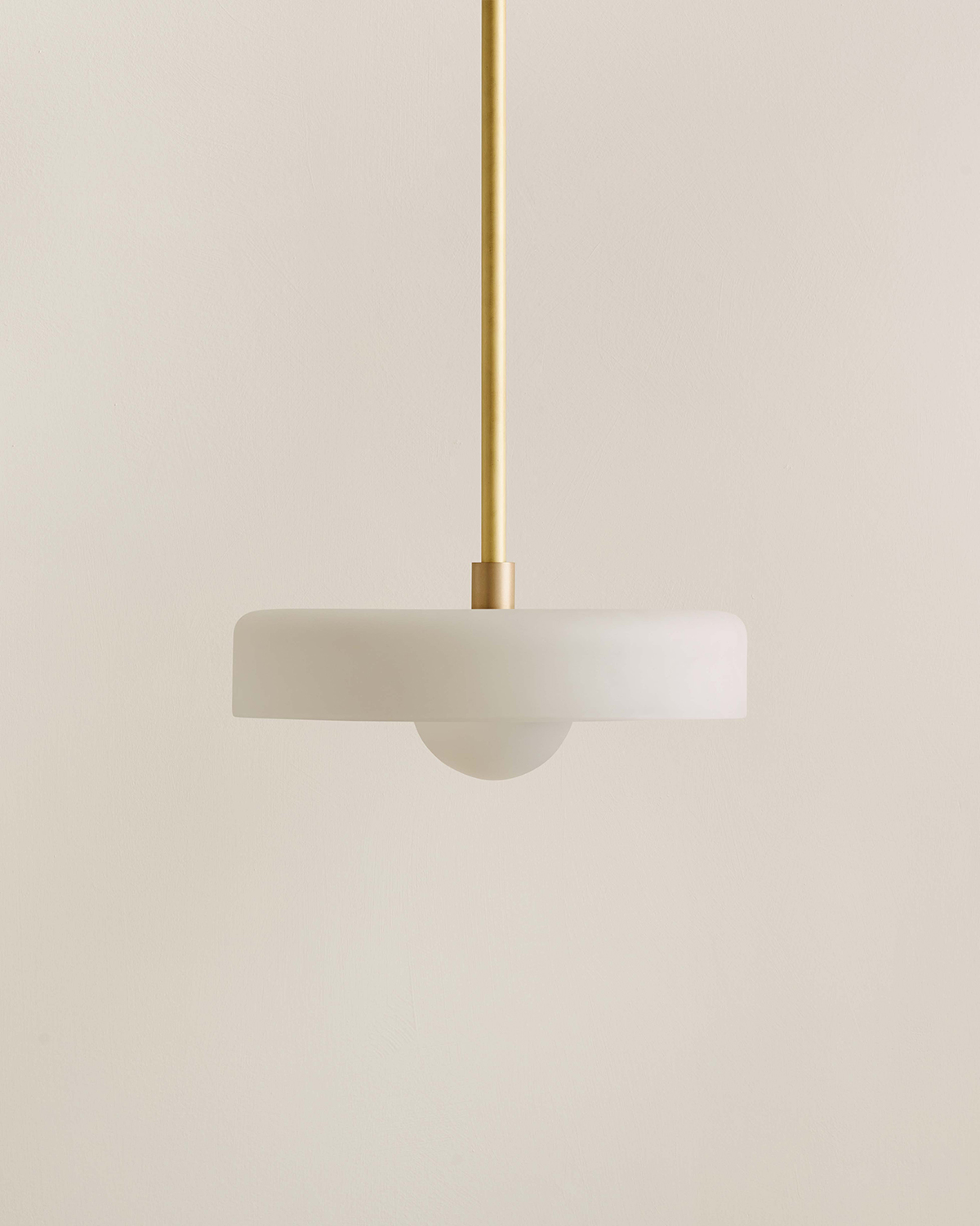 DISC PENDANT, MEDIUM par IN COMMON WITH