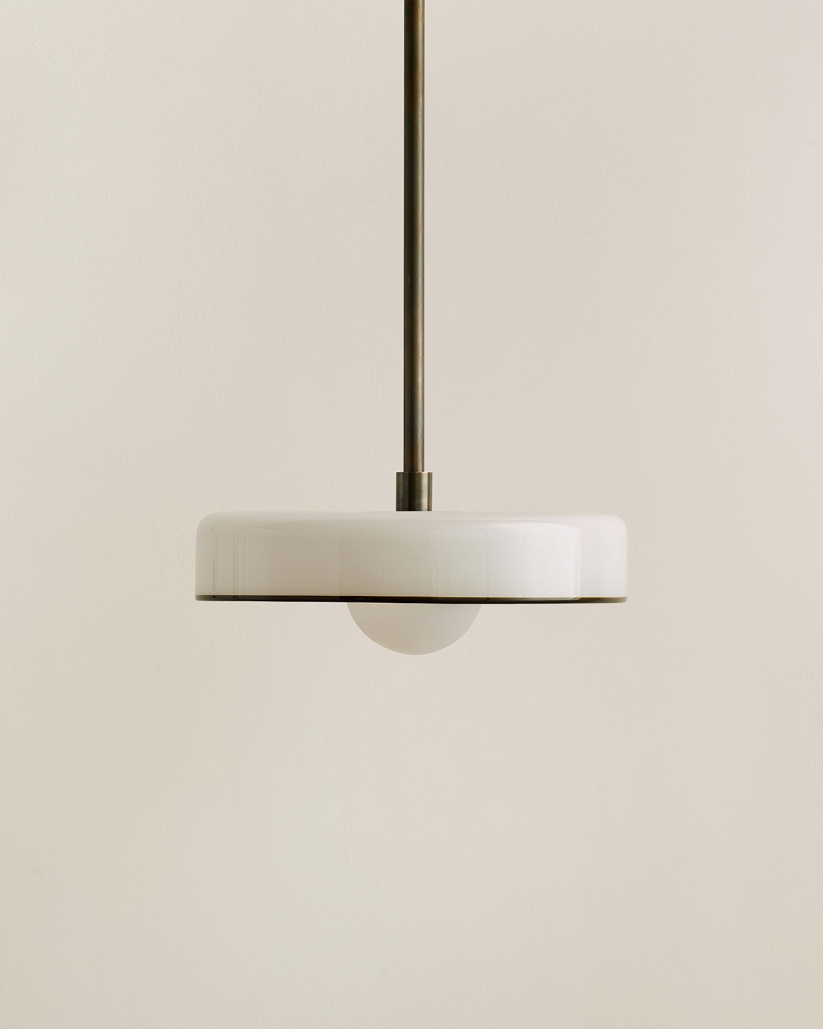 DISC PENDANT, MEDIUM par IN COMMON WITH