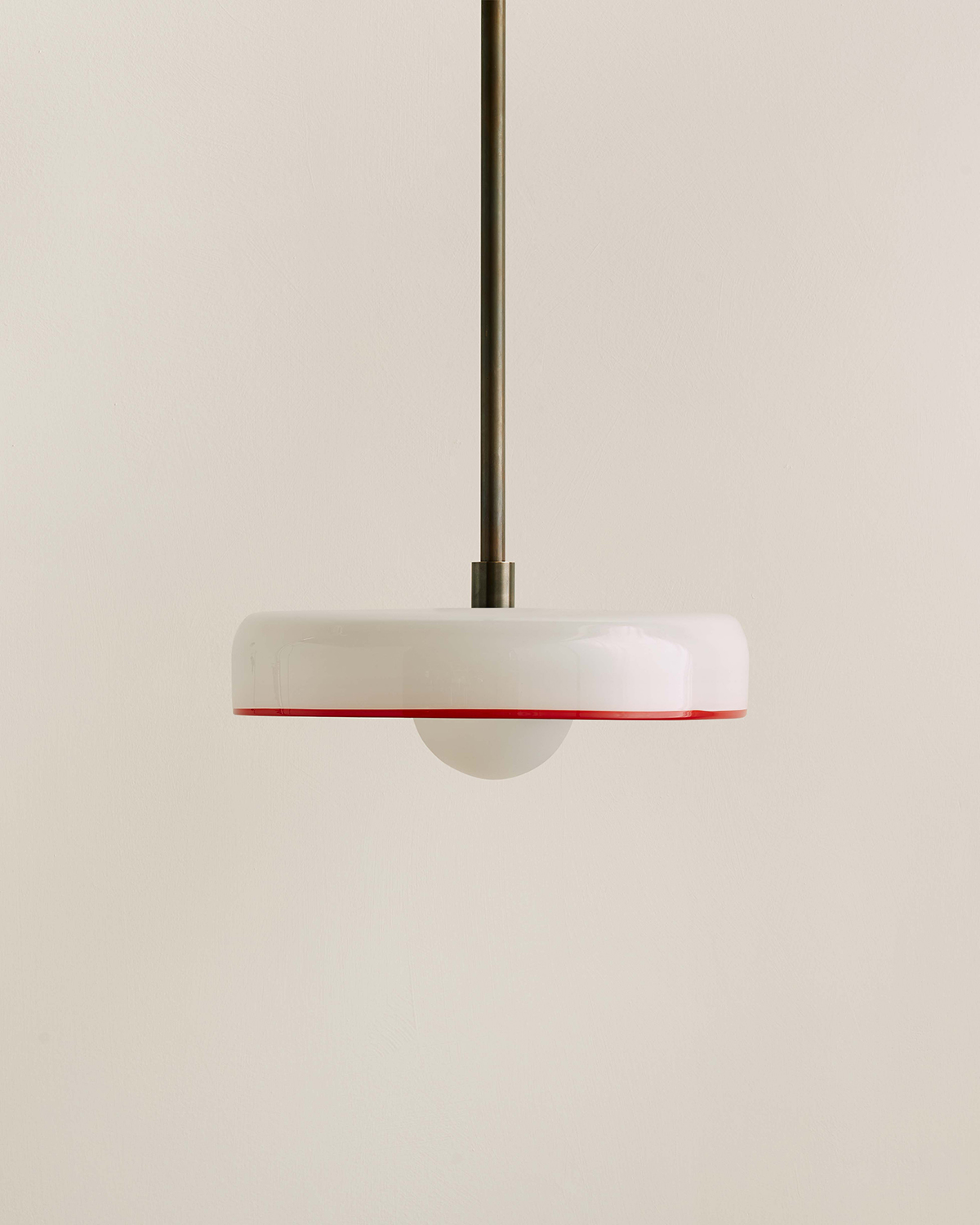 DISC PENDANT, MEDIUM par IN COMMON WITH