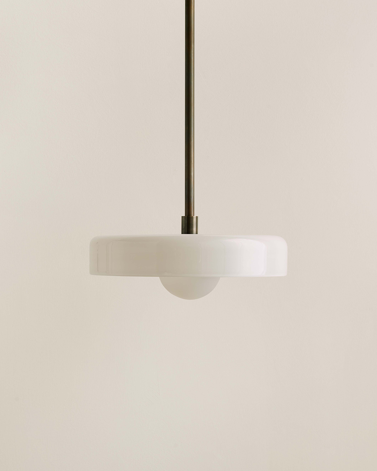 DISC PENDANT, MEDIUM par IN COMMON WITH