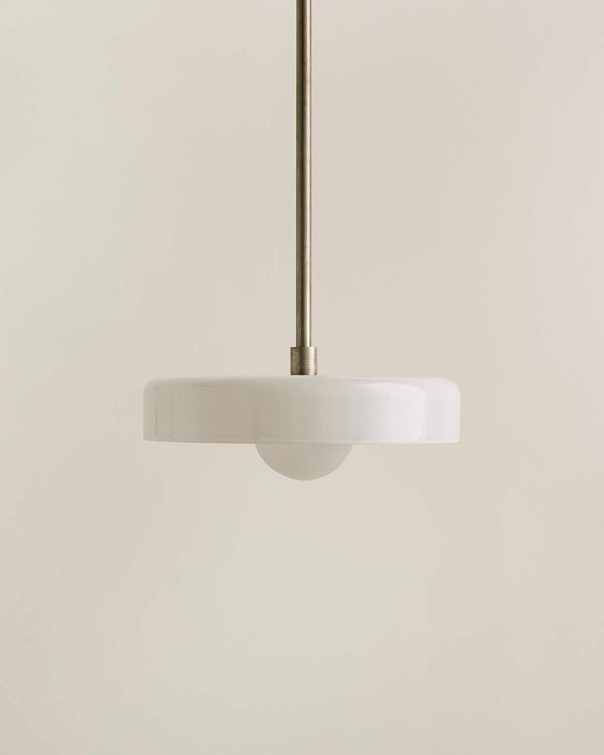 DISC PENDANT, MEDIUM par IN COMMON WITH