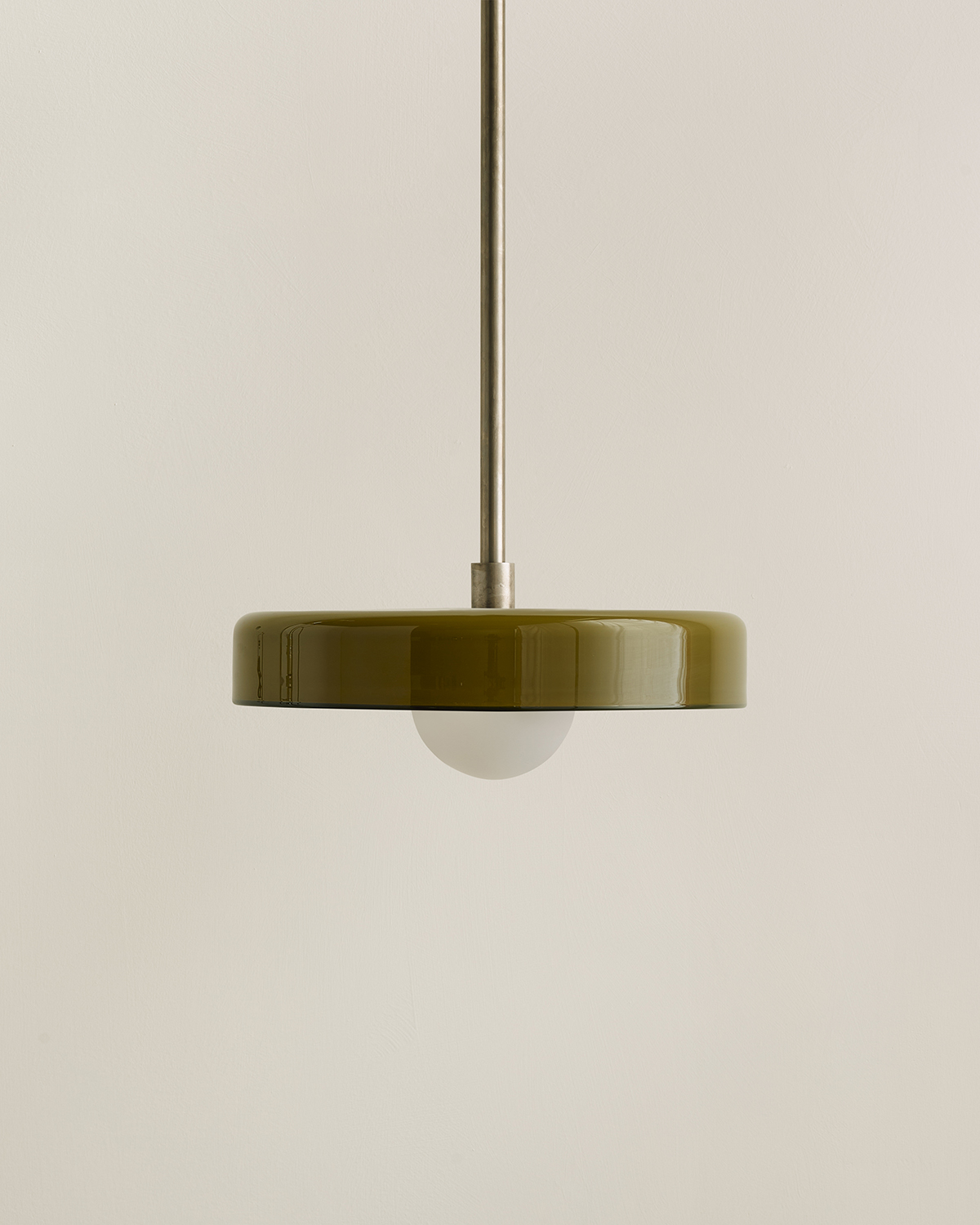 DISC PENDANT, MEDIUM par IN COMMON WITH