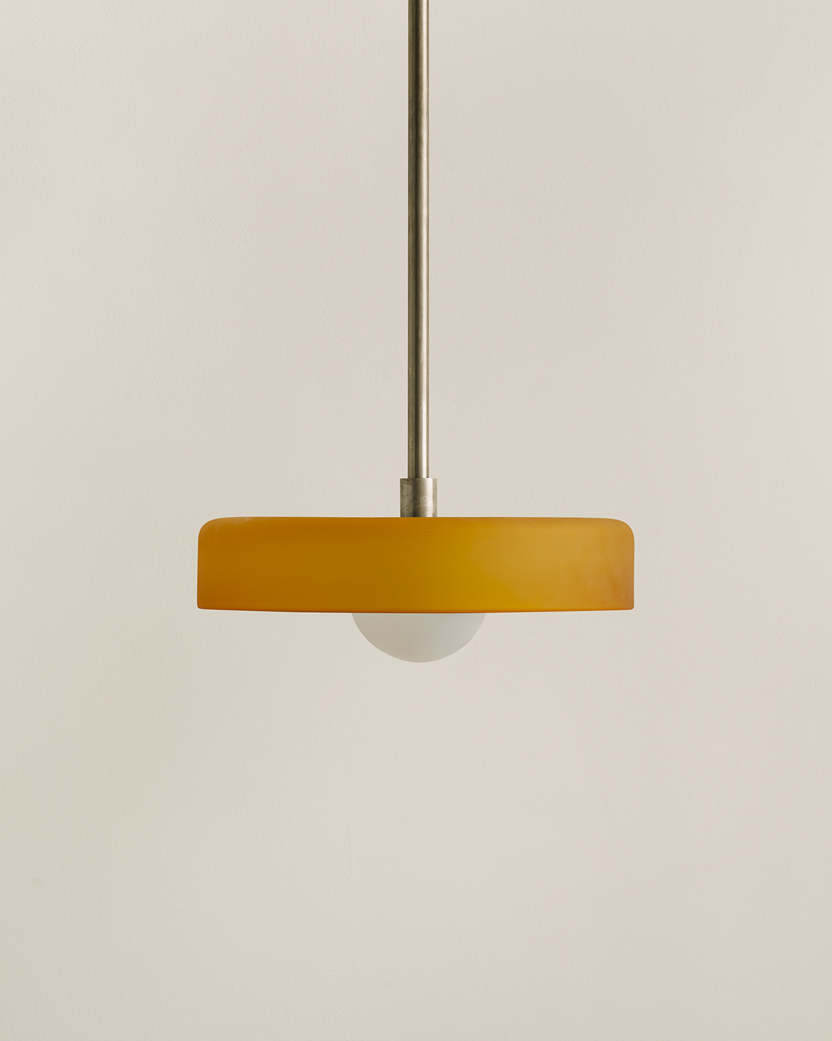 DISC PENDANT, MEDIUM par IN COMMON WITH
