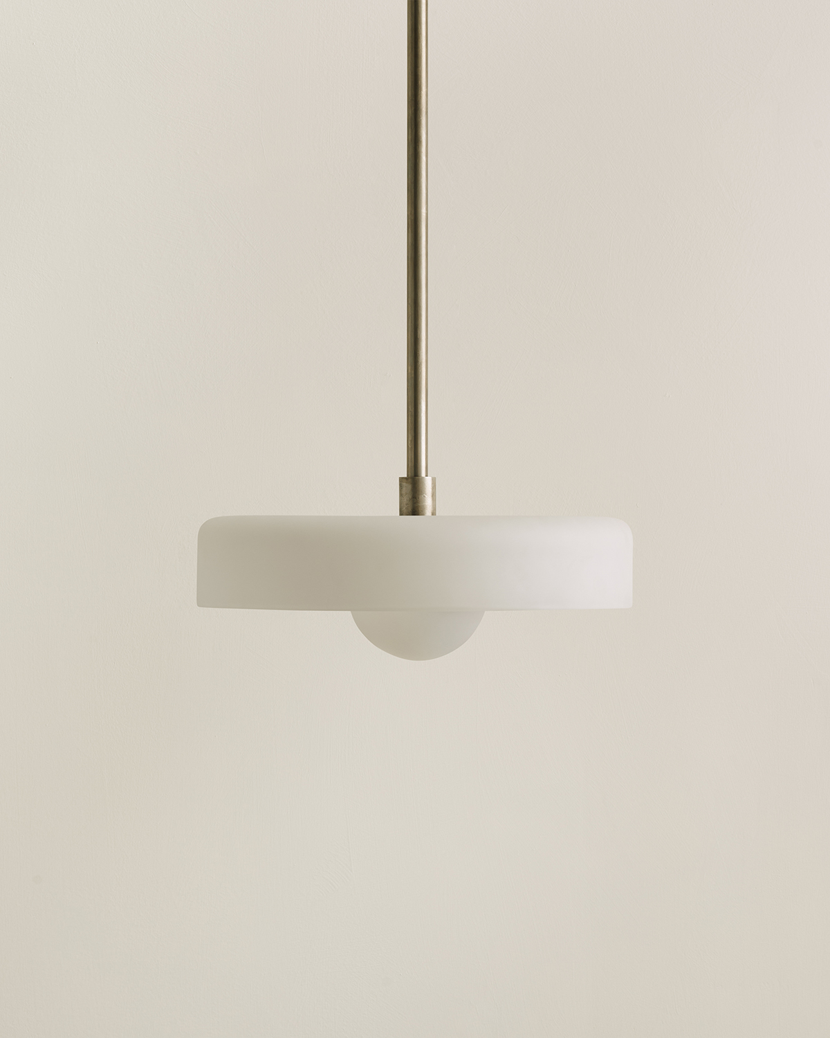 DISC PENDANT, MEDIUM par IN COMMON WITH