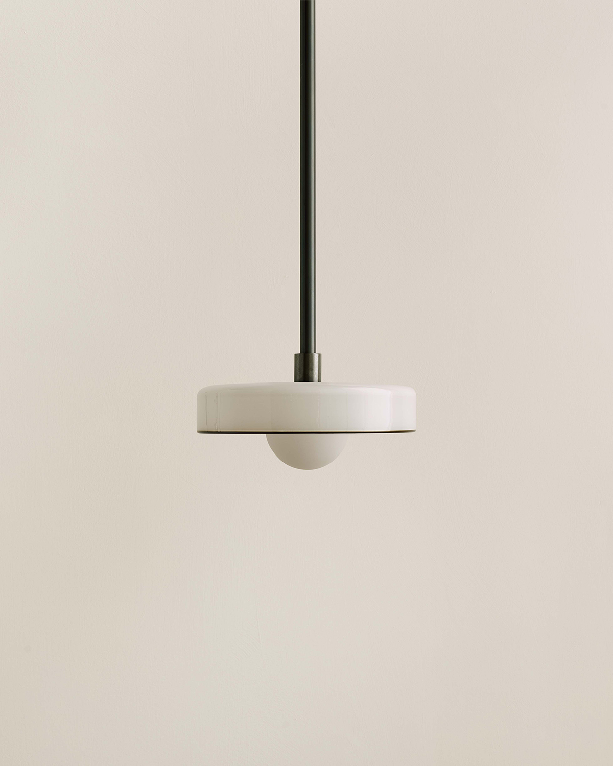 DISC PENDANT, SMALL par IN COMMON WITH
