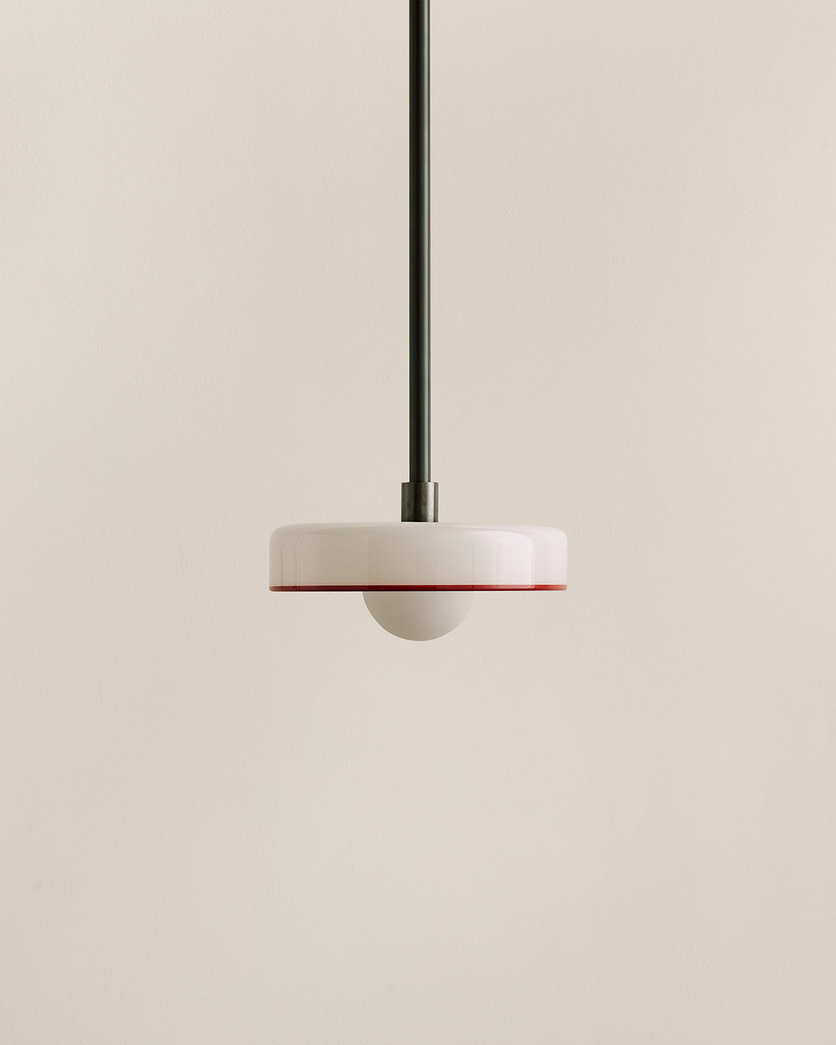 DISC PENDANT, SMALL par IN COMMON WITH