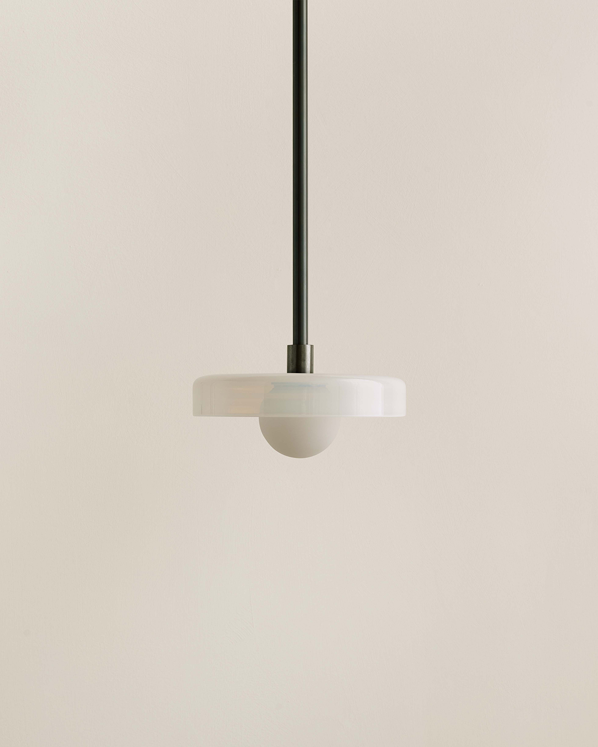 DISC PENDANT, SMALL par IN COMMON WITH