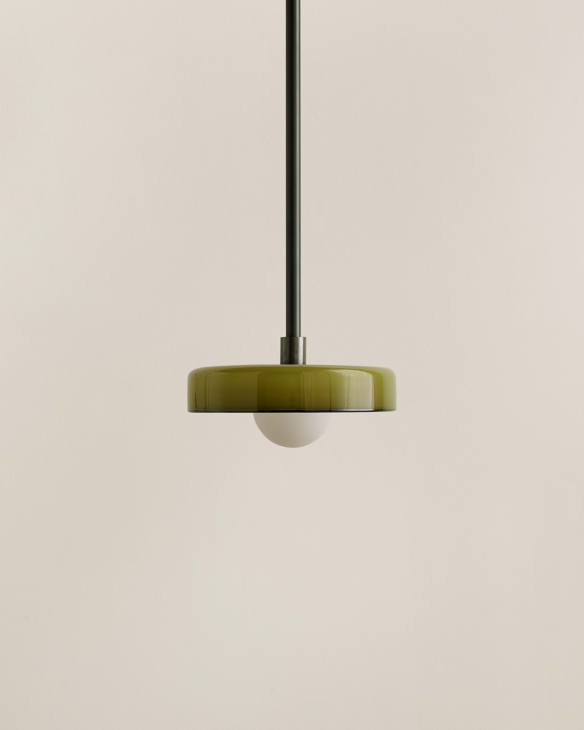 DISC PENDANT, SMALL par IN COMMON WITH