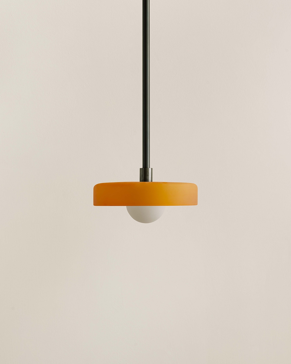 DISC PENDANT, SMALL par IN COMMON WITH