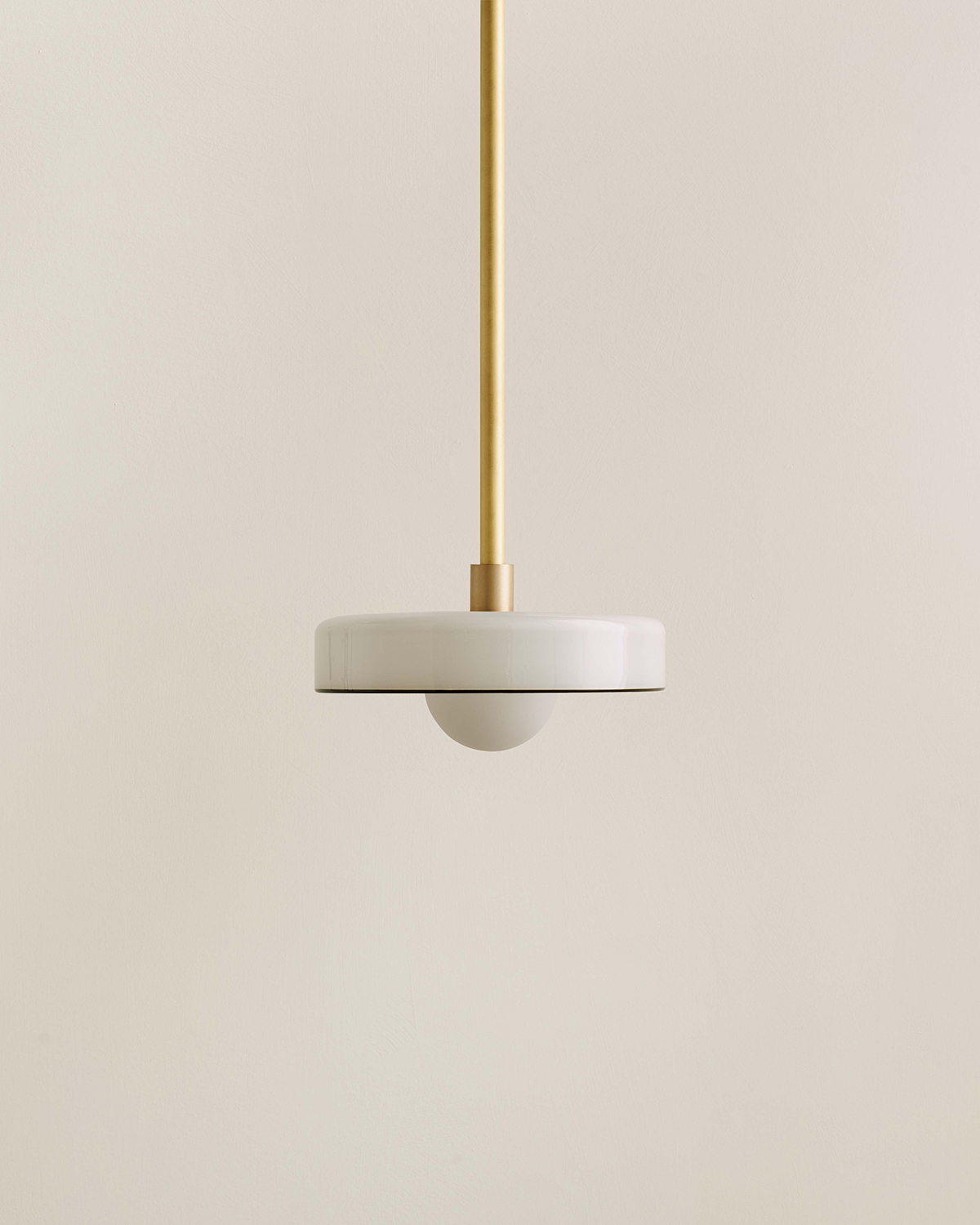 DISC PENDANT, SMALL par IN COMMON WITH