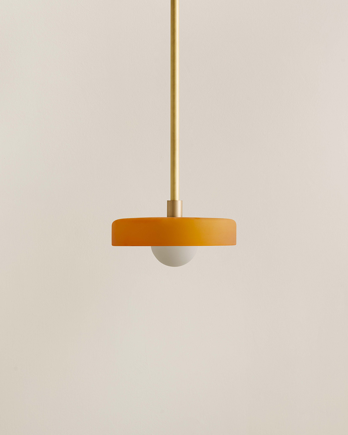 DISC PENDANT, SMALL par IN COMMON WITH