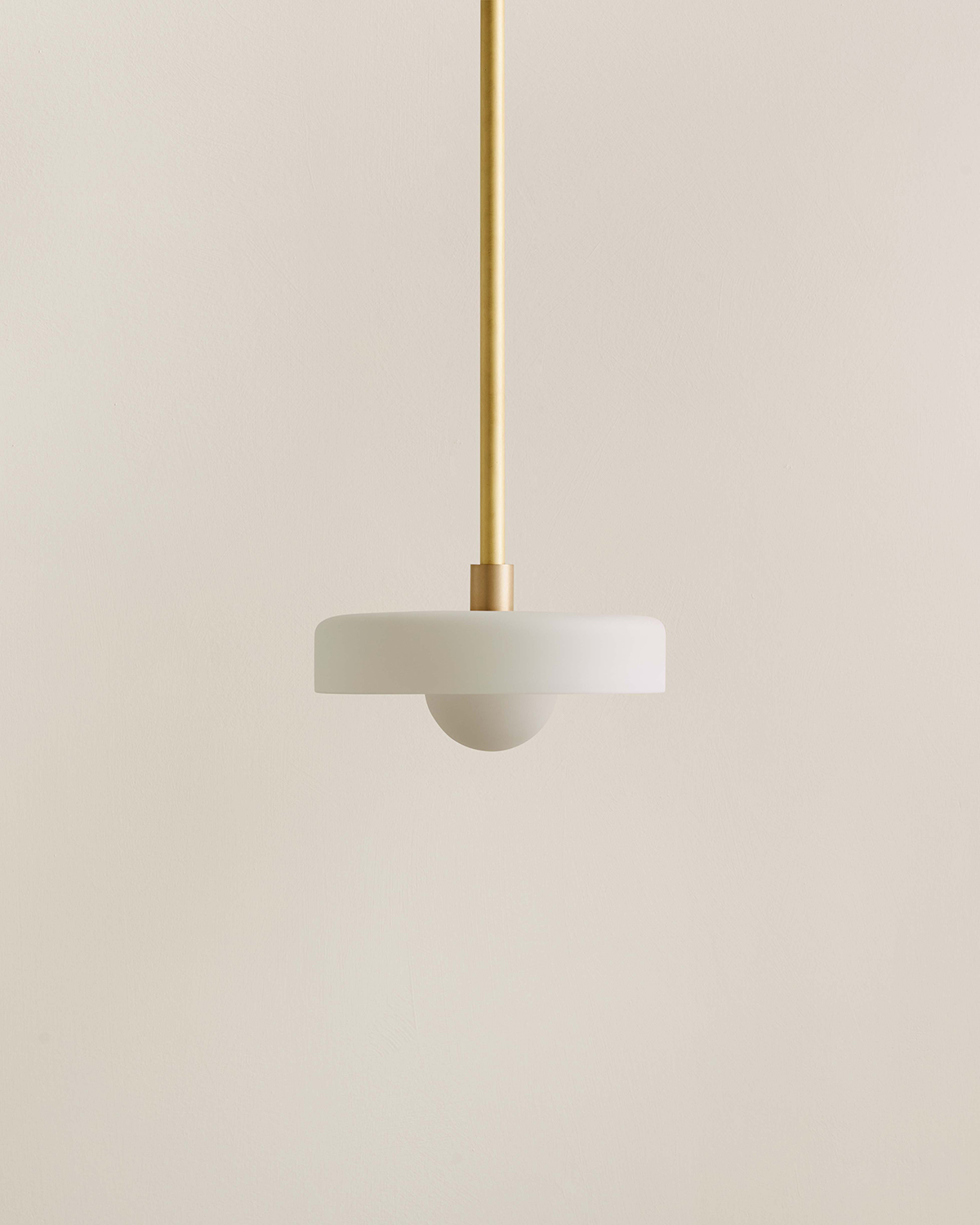 DISC PENDANT, SMALL par IN COMMON WITH