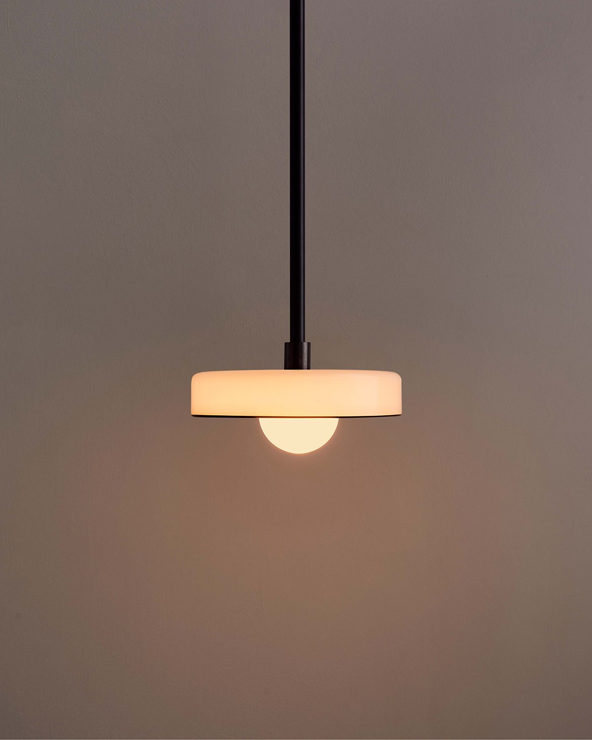 DISC PENDANT, SMALL par IN COMMON WITH