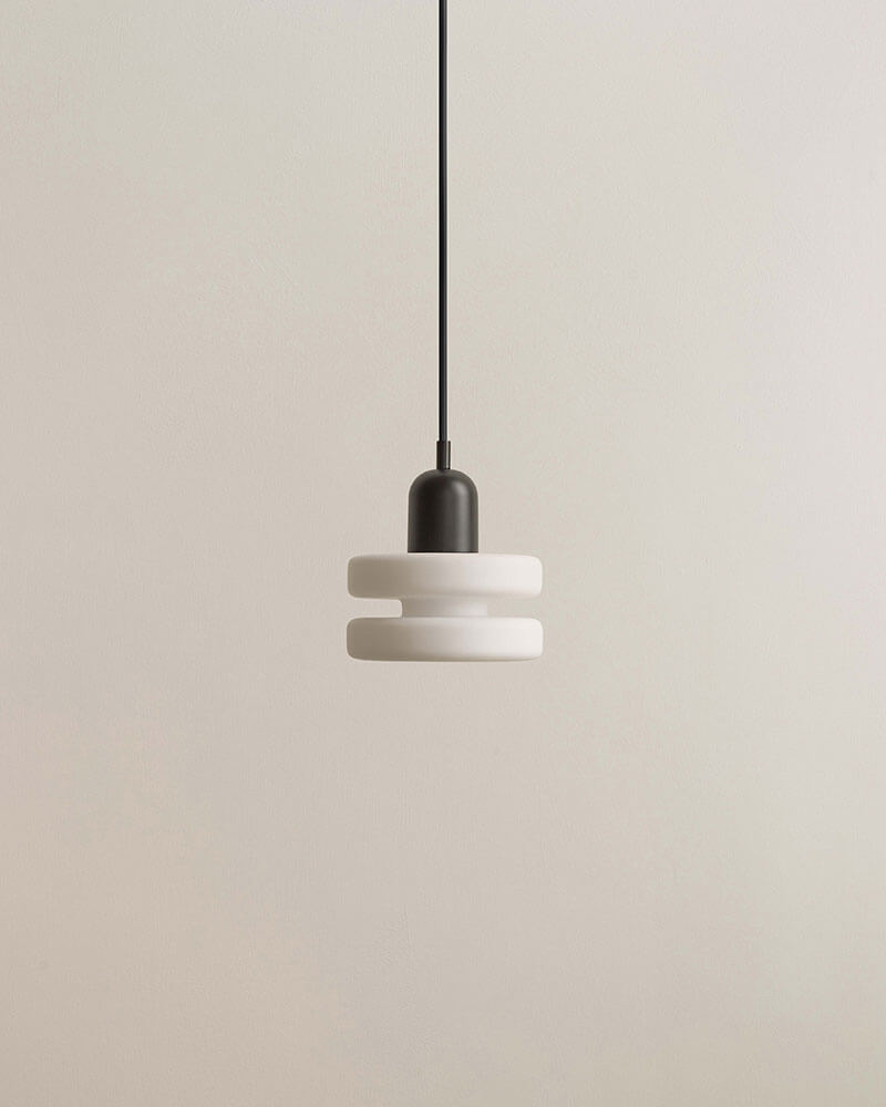 DOUBLE PUCK PENDANT par IN COMMON WITH
