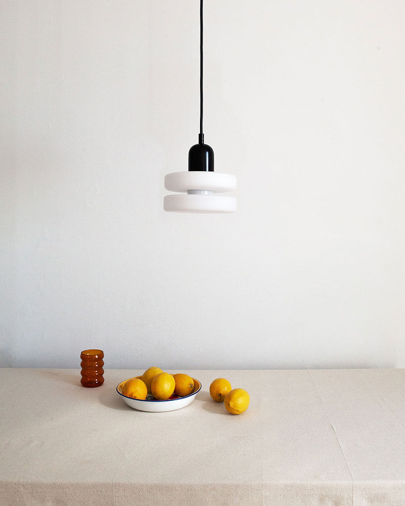 DOUBLE PUCK PENDANT par IN COMMON WITH