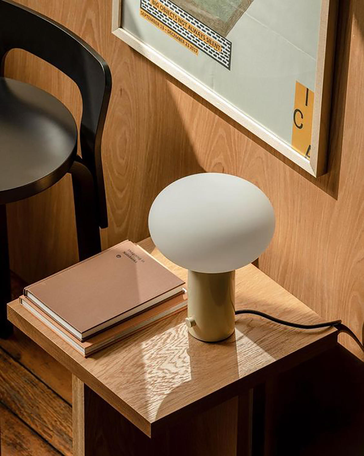 MUSHROOM TABLE LAMP par IN COMMON WITH