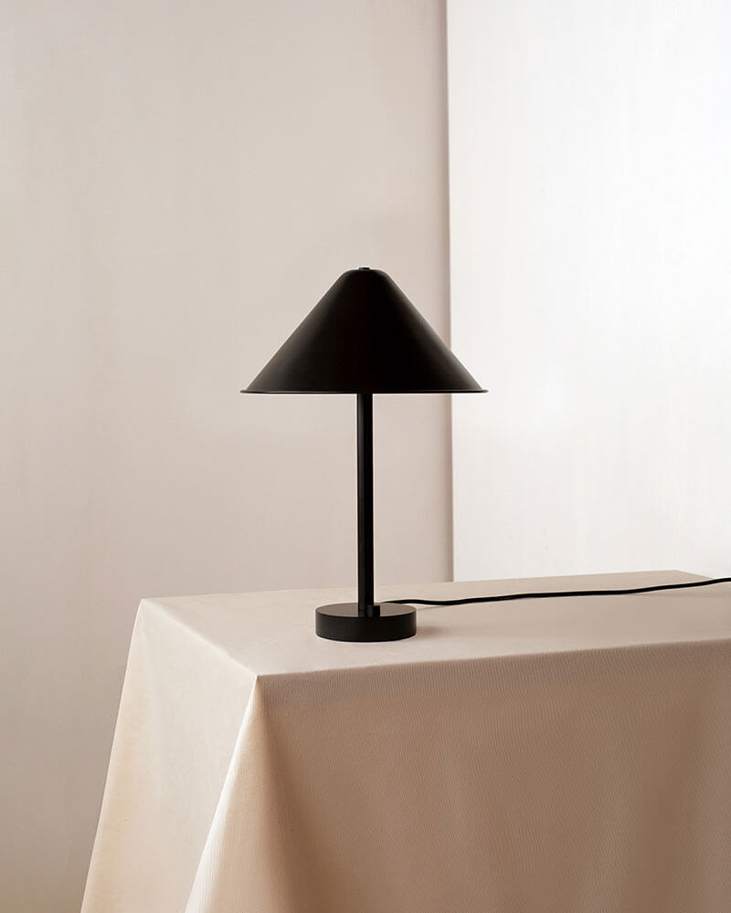 EAVE TABLE LAMP par IN COMMON WITH