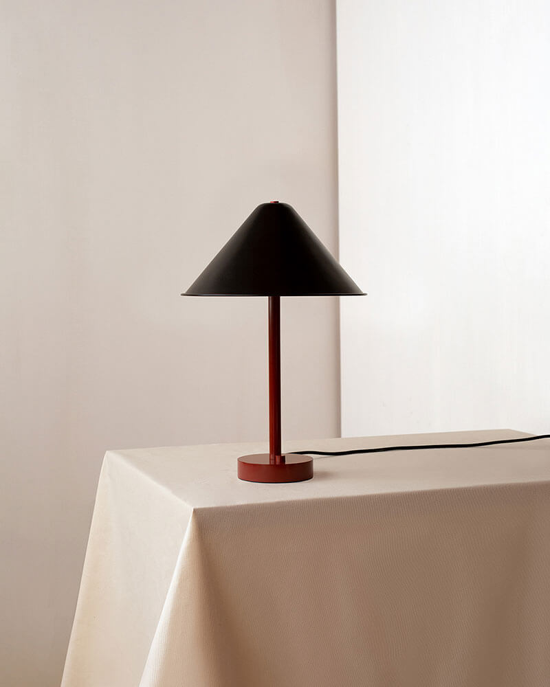 EAVE TABLE LAMP par IN COMMON WITH