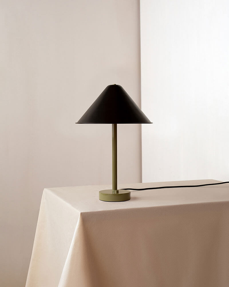 EAVE TABLE LAMP par IN COMMON WITH