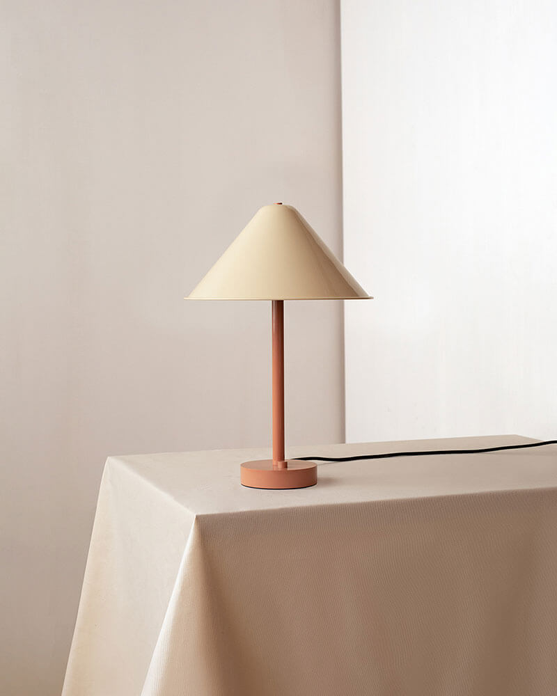 EAVE TABLE LAMP par IN COMMON WITH