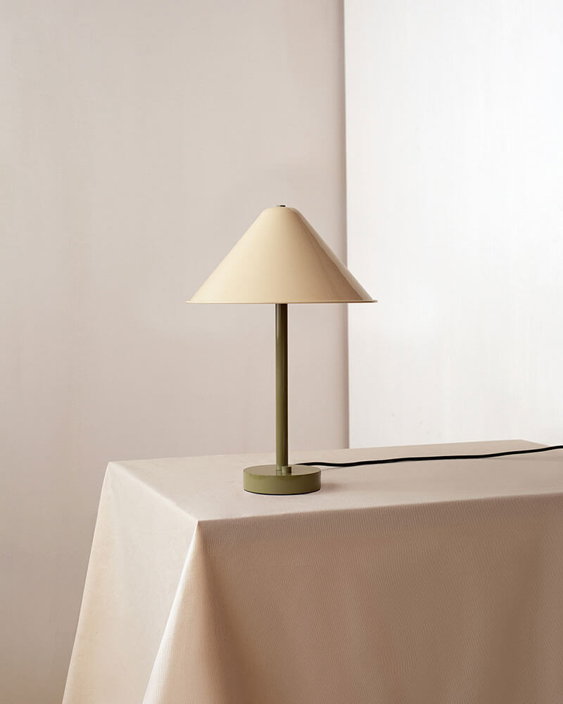 EAVE TABLE LAMP par IN COMMON WITH
