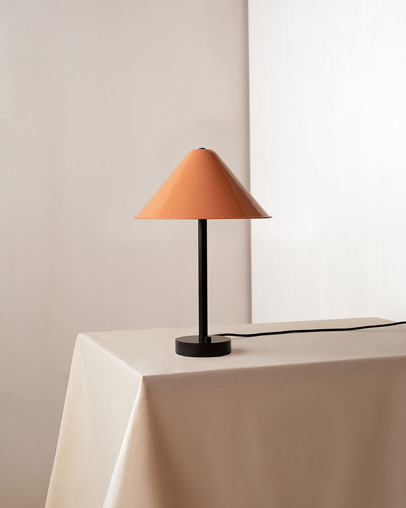 EAVE TABLE LAMP par IN COMMON WITH