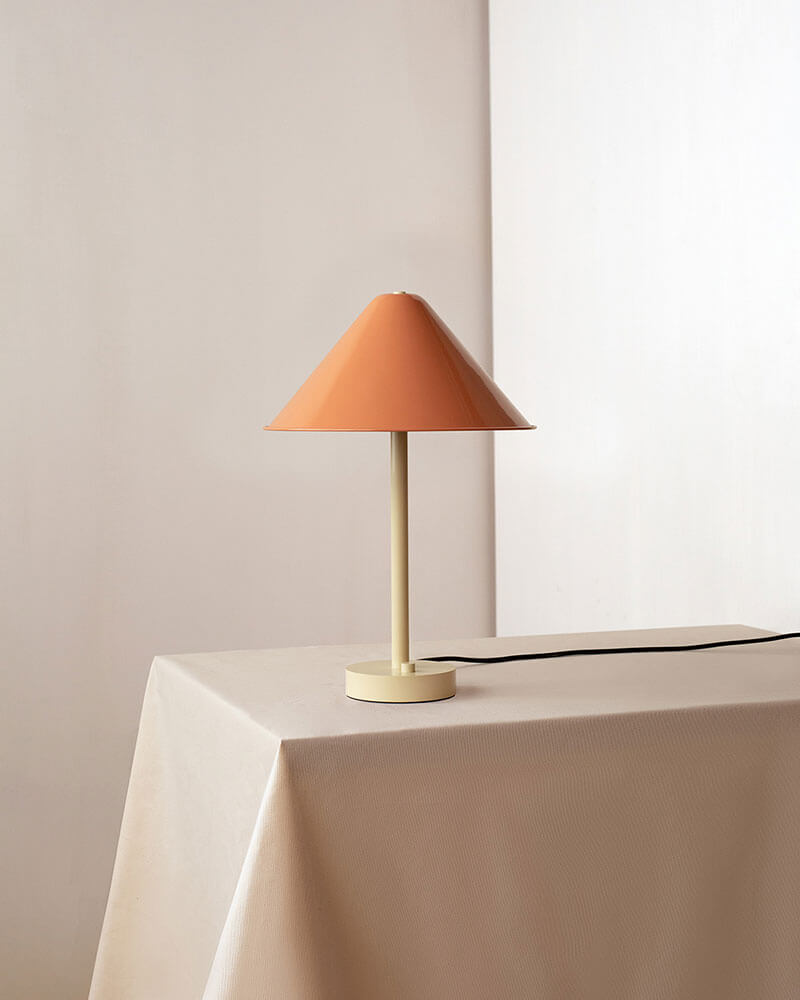 EAVE TABLE LAMP par IN COMMON WITH