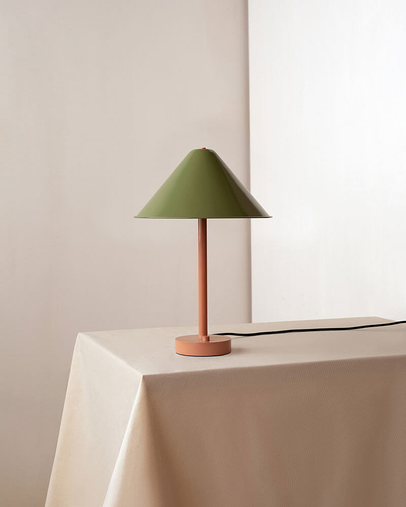 EAVE TABLE LAMP par IN COMMON WITH