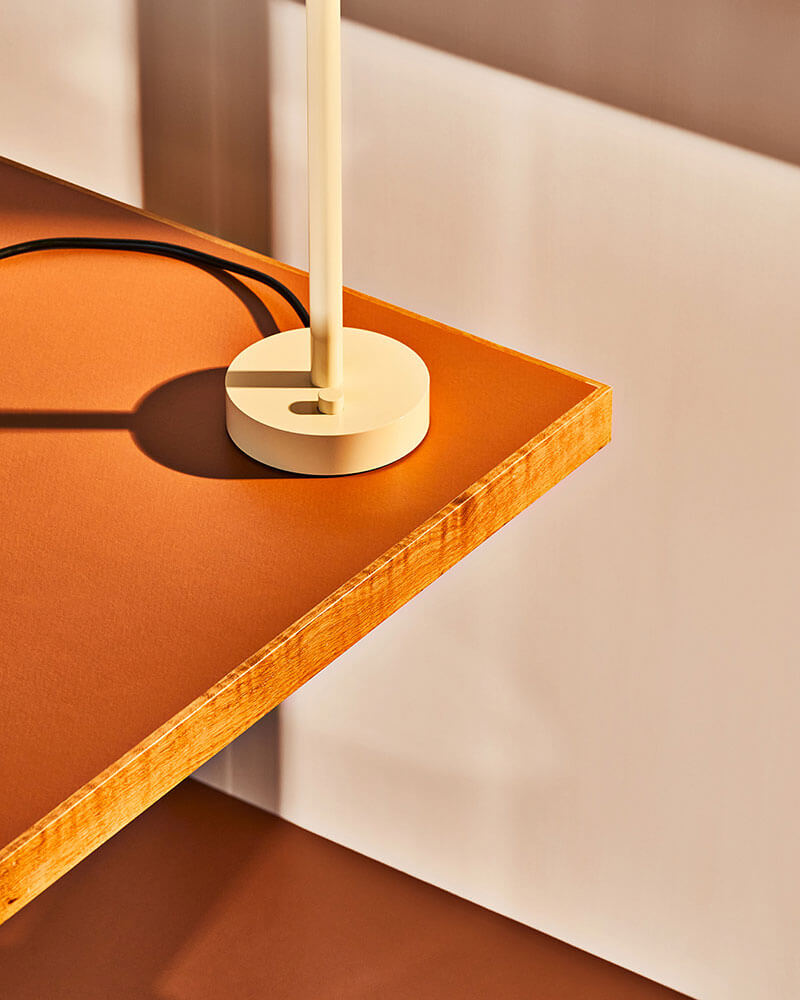 EAVE TABLE LAMP par IN COMMON WITH