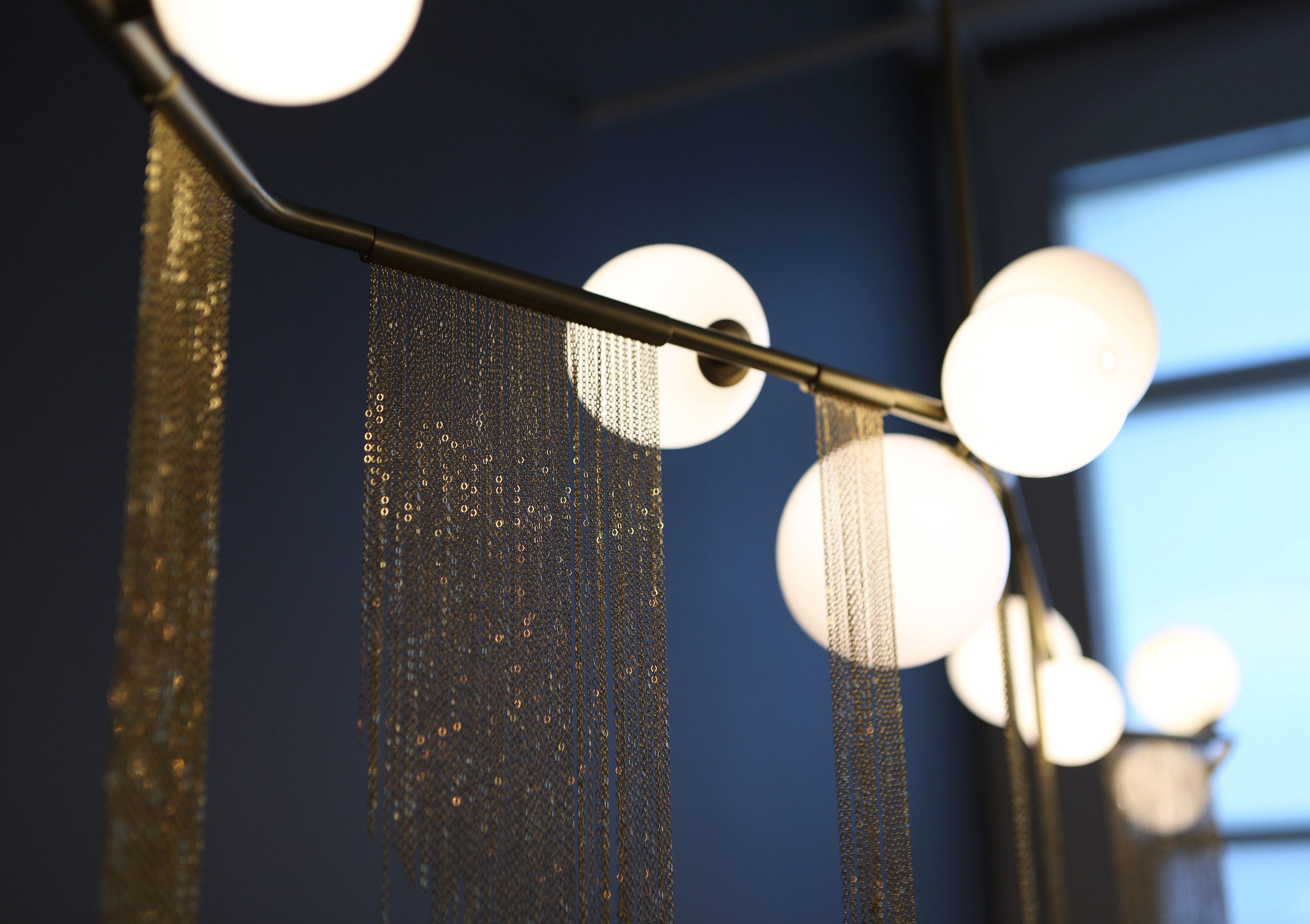 GLOBE CHERRY BOMB FRINGE CHANDELIER CBF.09.03 par Lindsey Adelman