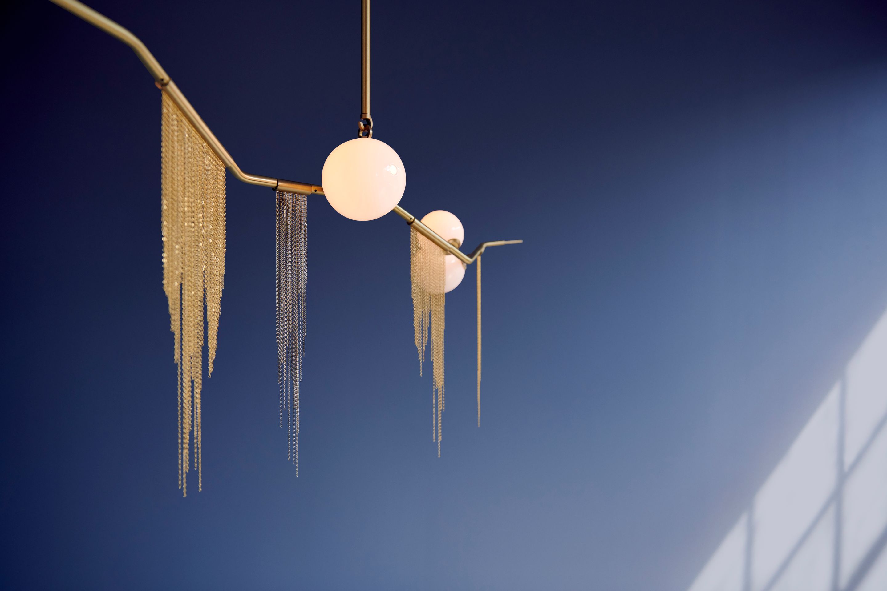 GLOBE CHERRY BOMB FRINGE CHANDELIER CBF.04.01 par Lindsey Adelman