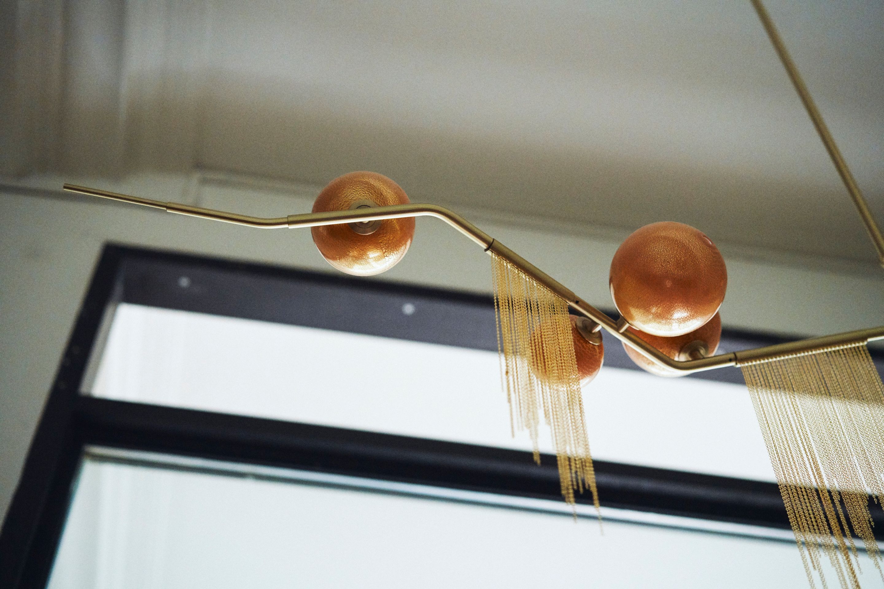 GLOBE CHERRY BOMB FRINGE CHANDELIER CBF.07.05 par Lindsey Adelman