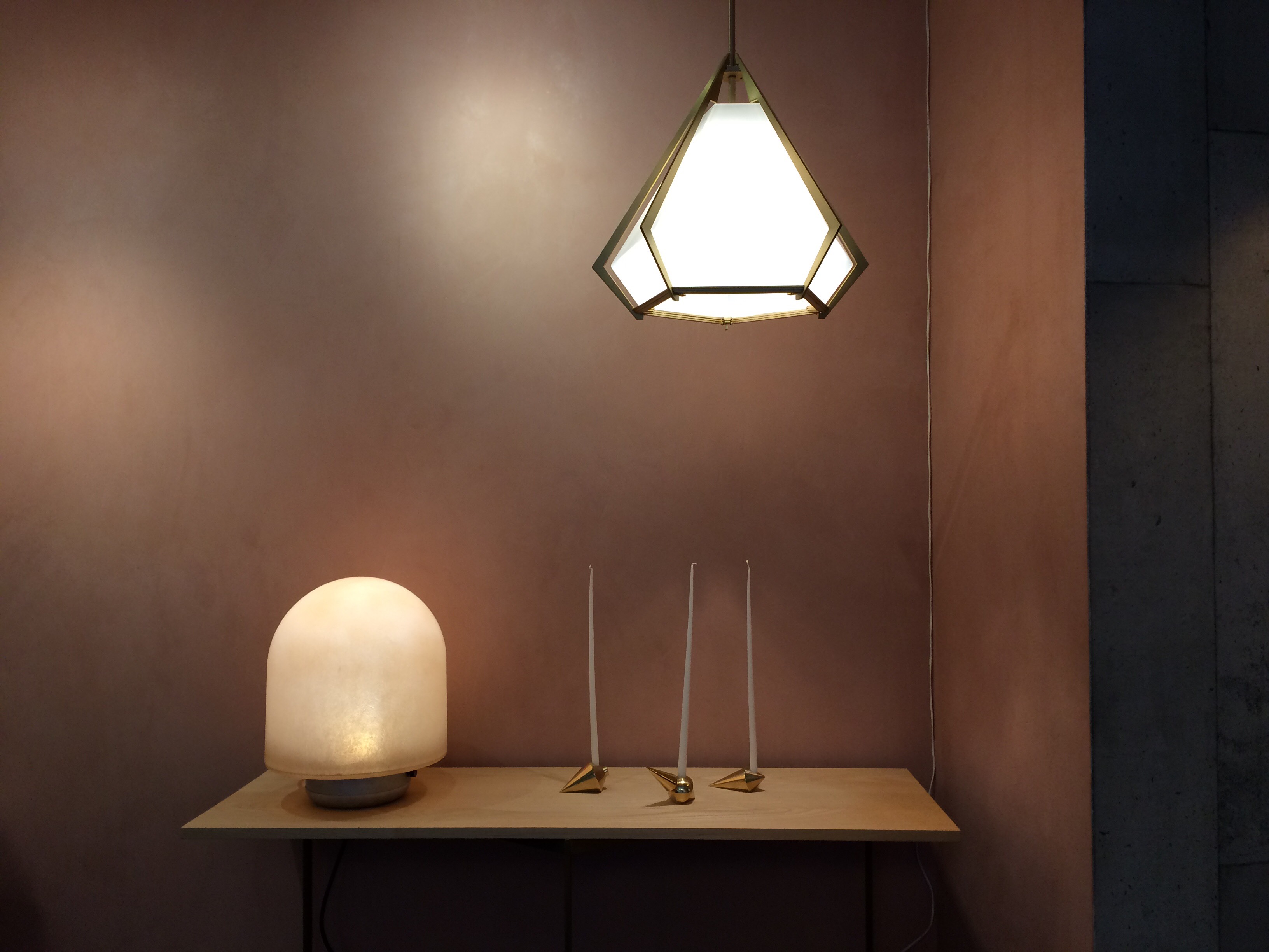 PUFFBALL TABLE LAMP par Matter Made