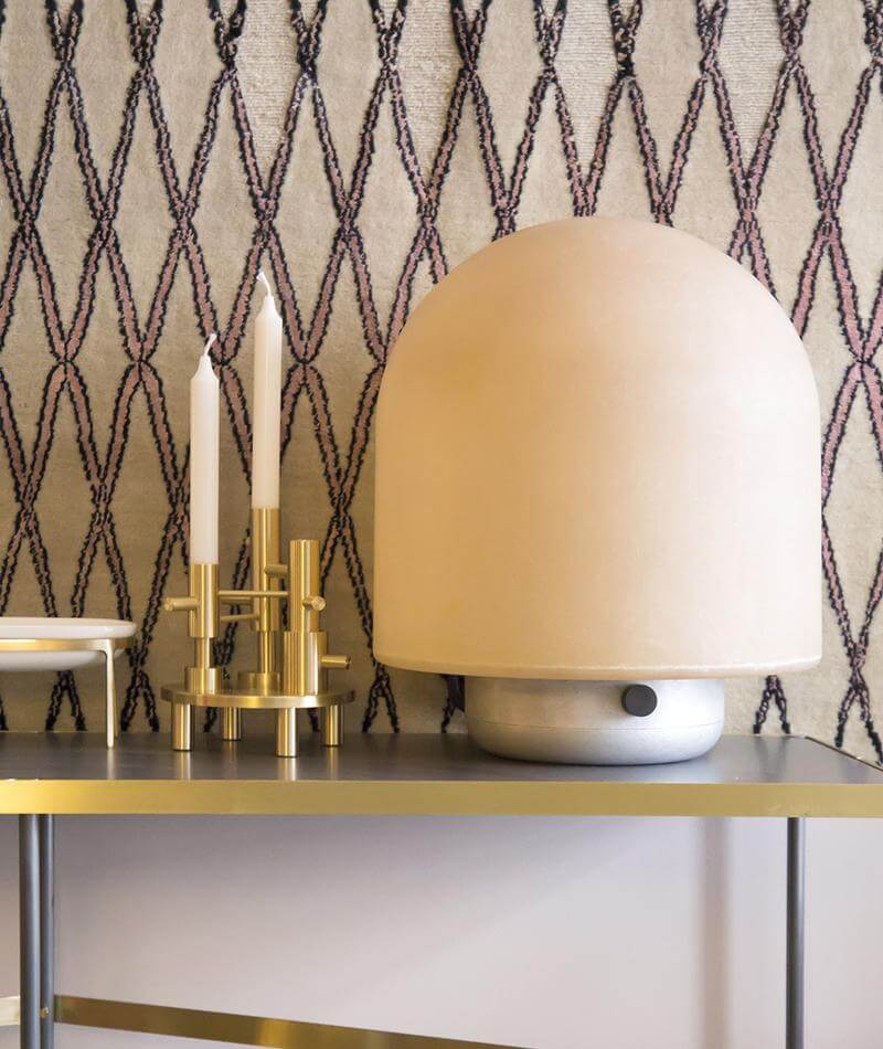 PUFFBALL TABLE LAMP par Matter Made