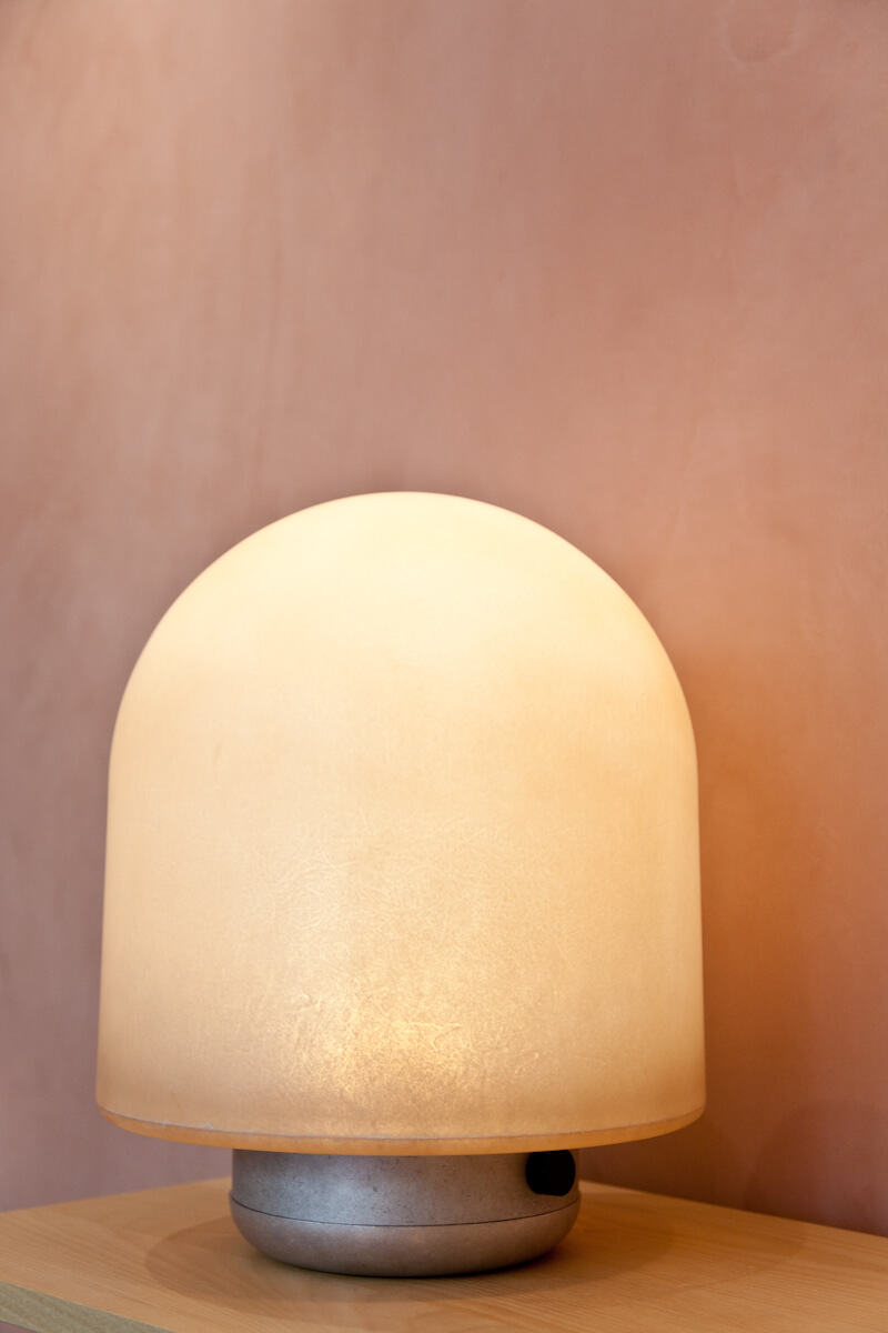 PUFFBALL TABLE LAMP par Matter Made