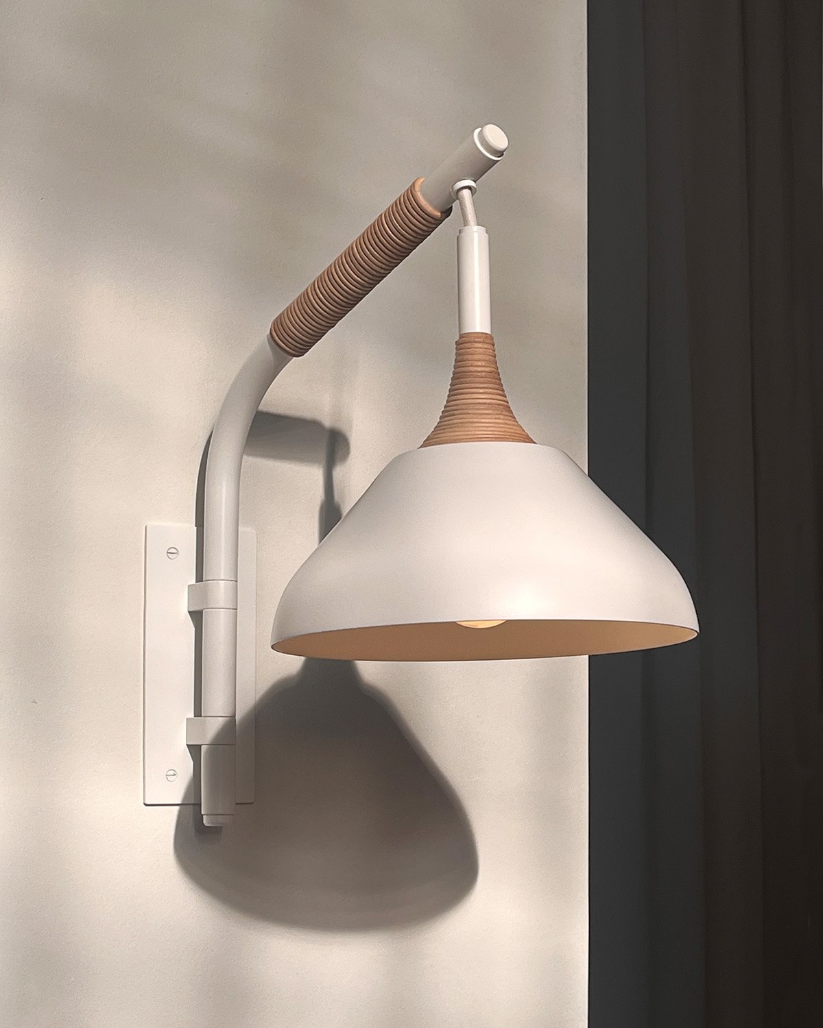 STEM SHADE PIVOT SCONCE par Pelle