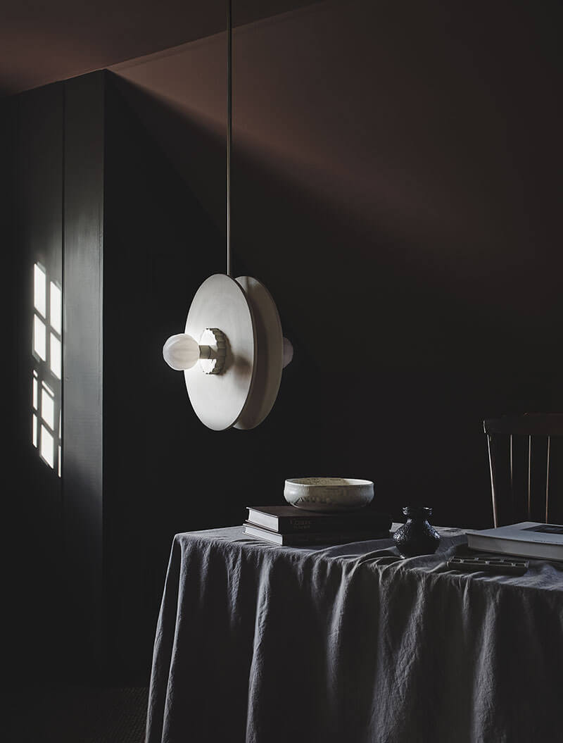 CERAMIC PENDANT VERTICAL par Anna Karlin