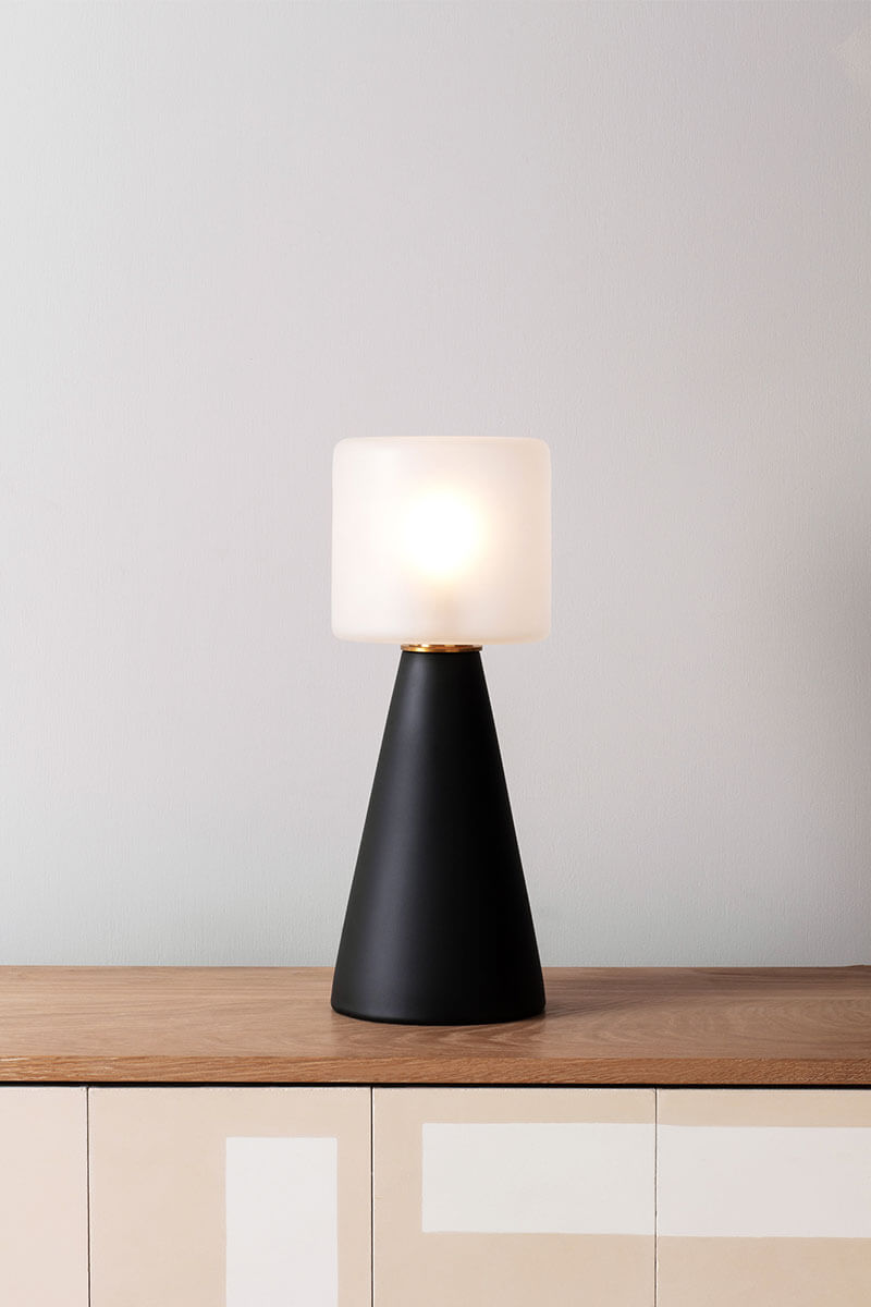 CHAMPION TABLE LAMP par Atelier de Troupe