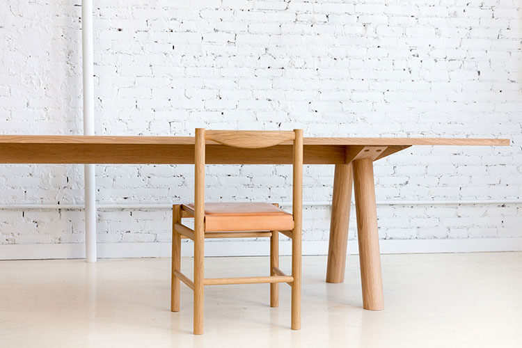 COLUMN DINING TABLE - ANGLED LEG par Fort Standard