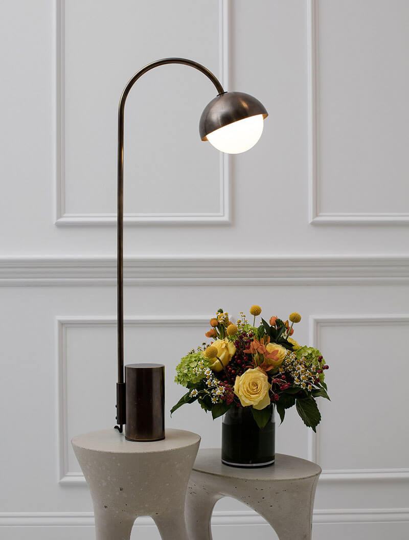 CONTOUR TABLE LAMP par Allied Maker