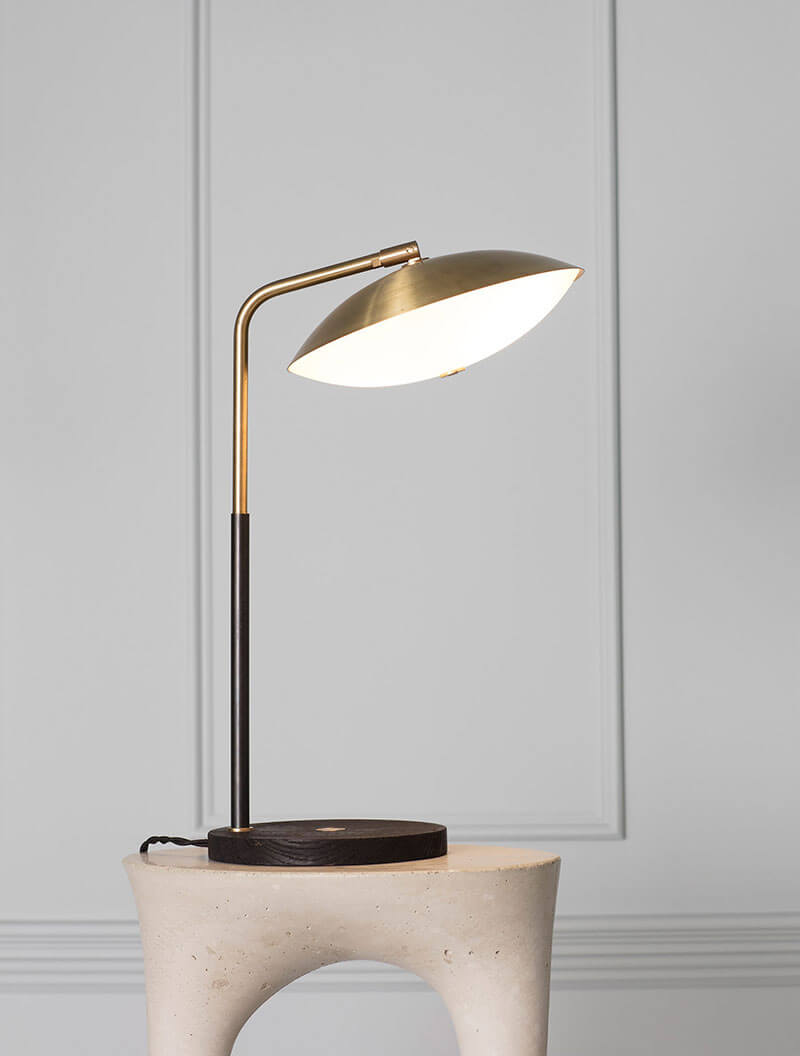 CREST TABLE LAMP par Allied Maker