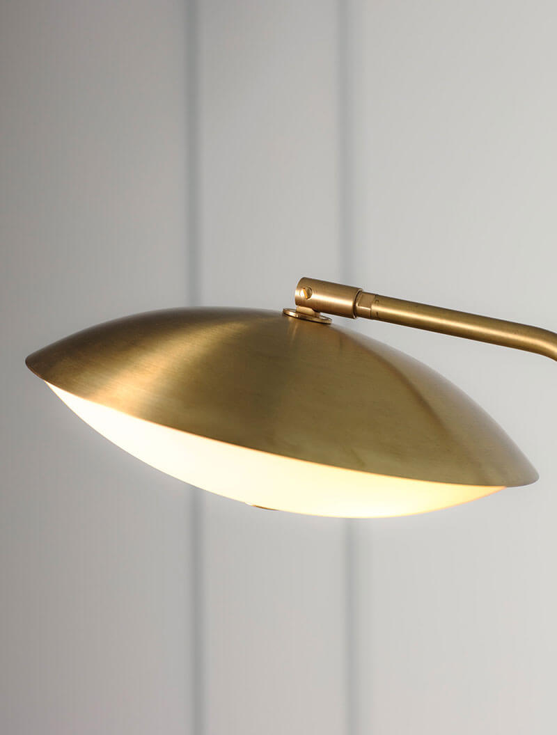 CREST TABLE LAMP par Allied Maker