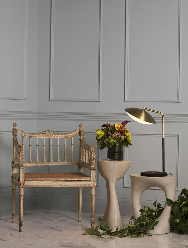 CREST TABLE LAMP par Allied Maker