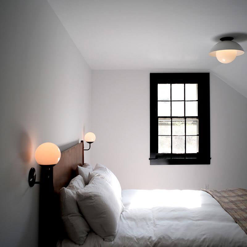 GLOBE SCONCE par Allied Maker