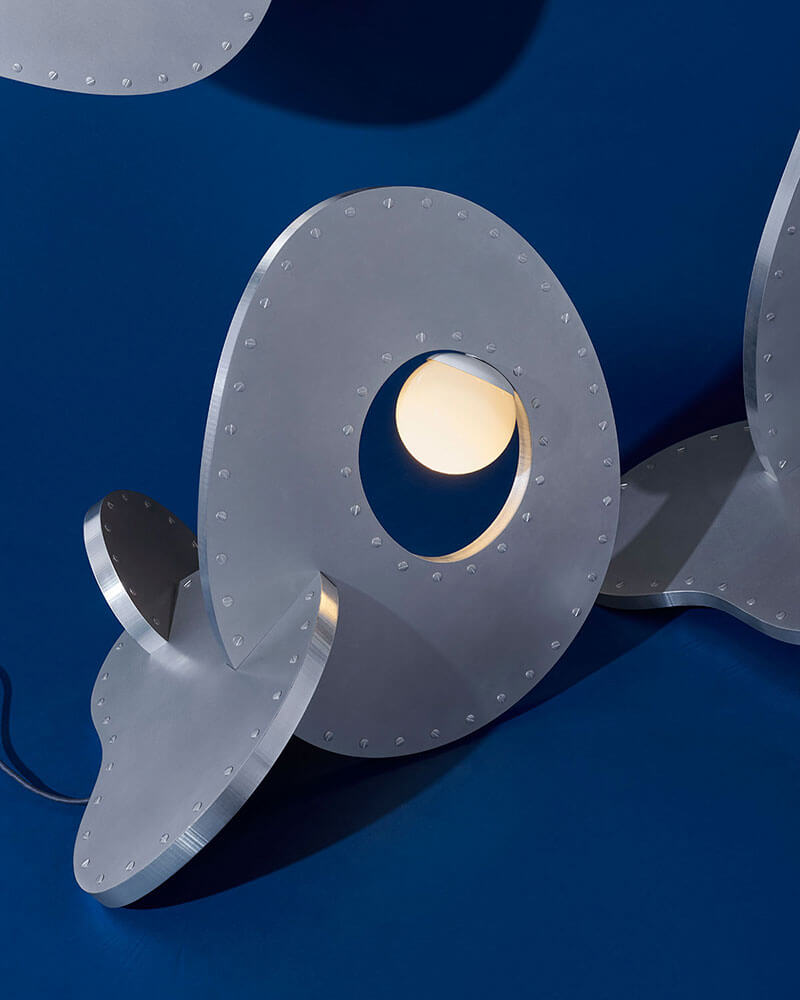 PEBBLE TABLE LAMP par Rosie Li