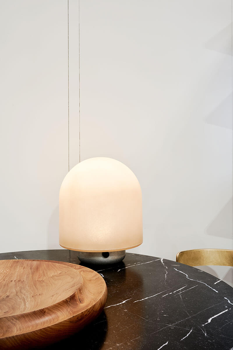 PUFFBALL TABLE LAMP par Matter Made